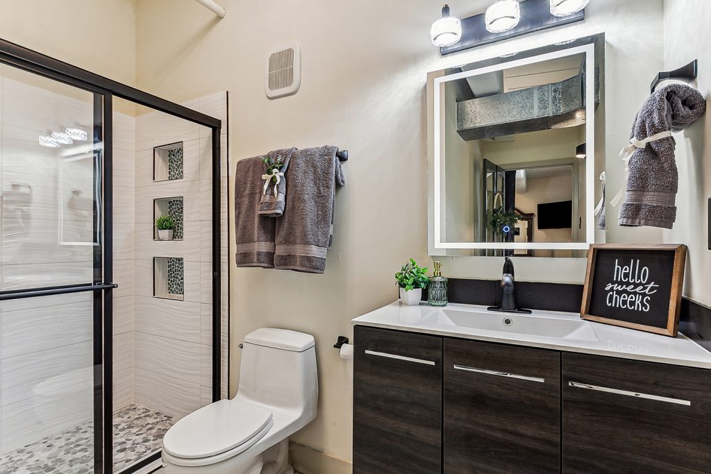 Furnished condo bathroom New Orleans